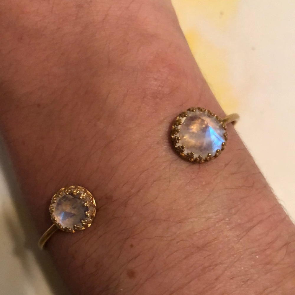 Elegant Gold and Opalescent Bracelet